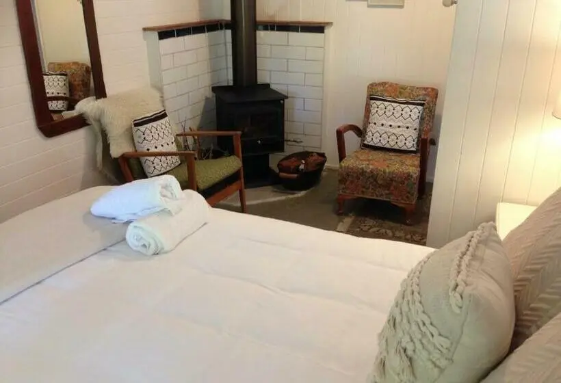 スタンダードスタジオ, The Old Church Bed And Breakfast