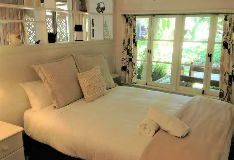 スタンダードスタジオ, The Old Church Bed And Breakfast