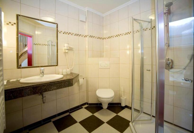 חדר סטנדרט לשלושה, Voralpenhotel Schmoller