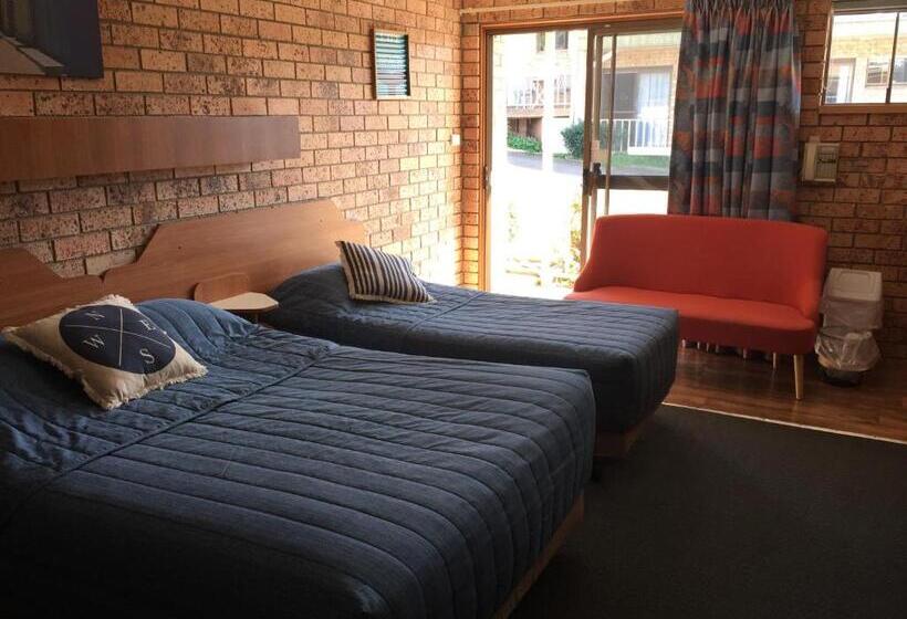 חדר משפחתי, Whale Fisher Motel