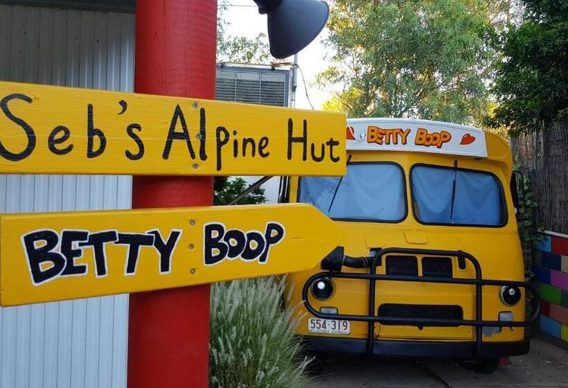 חדר סטנדרט נוף לבריכה, Alice's Secret Travellers Inn