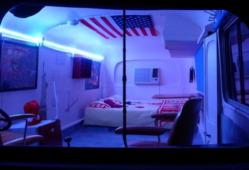 חדר סטנדרט נוף לבריכה, Alice's Secret Travellers Inn