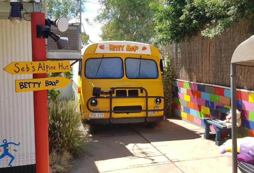 חדר סטנדרט נוף לבריכה, Alice's Secret Travellers Inn