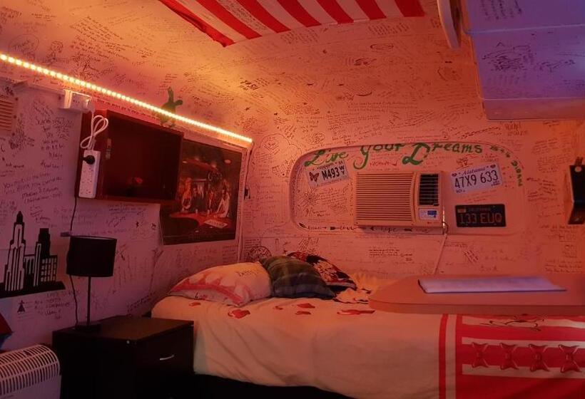 חדר סטנדרט נוף לבריכה, Alice's Secret Travellers Inn