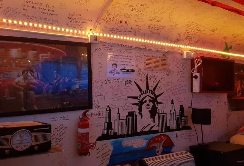 חדר סטנדרט נוף לבריכה, Alice's Secret Travellers Inn