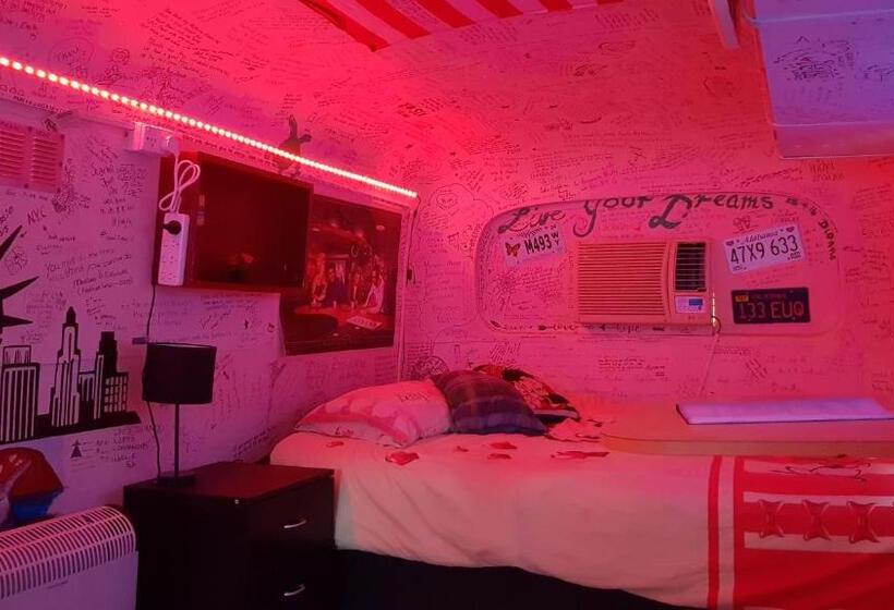 חדר סטנדרט נוף לבריכה, Alice's Secret Travellers Inn