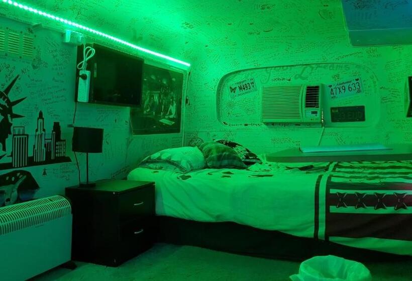 חדר סטנדרט נוף לבריכה, Alice's Secret Travellers Inn