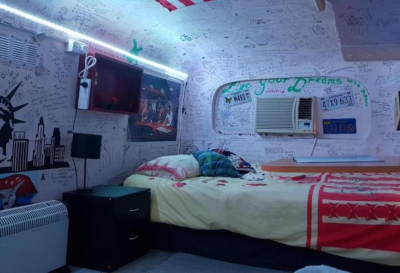 חדר סטנדרט נוף לבריכה, Alice's Secret Travellers Inn