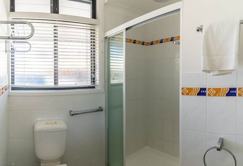 חדר דלוקס לשלושה, Albert Motel