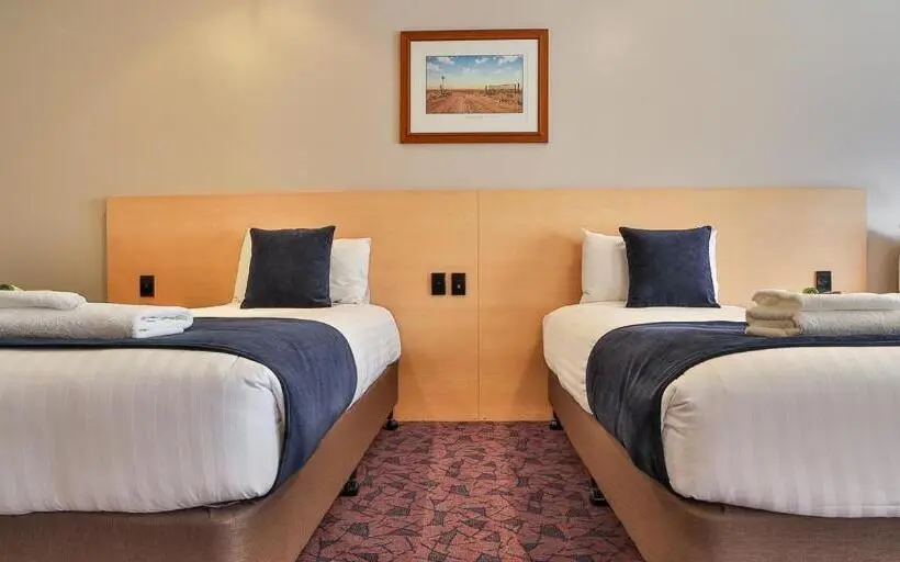 デラックストリプルルーム, Albert Motel
