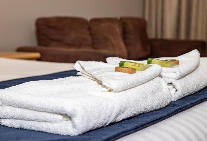 חדר דלוקס לשלושה, Albert Motel