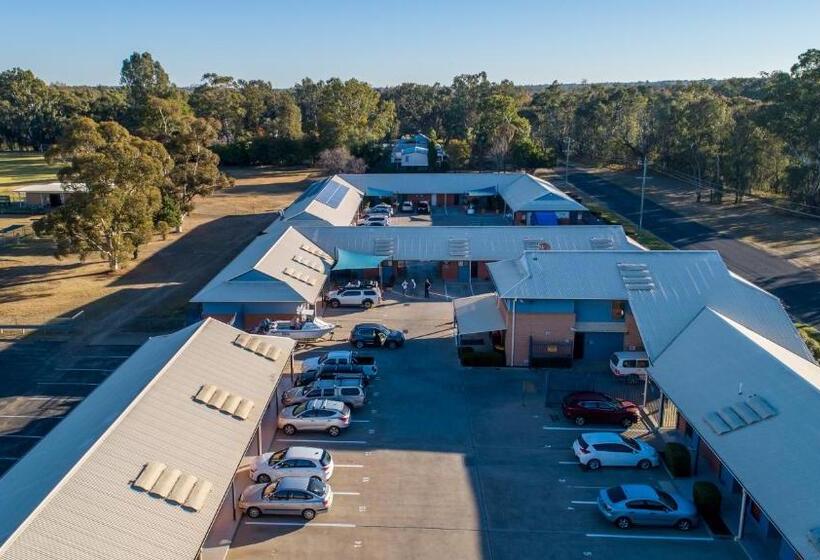 חדר דלוקס לשלושה, Albert Motel