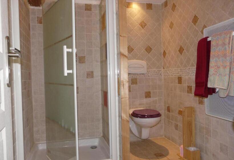 غرفة قياسية مطلّة علي حمام السباحة, B&b L Escale