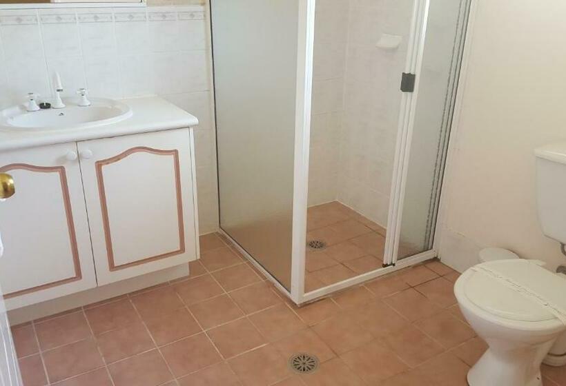 חדר משפחתי, Blayney Central Motel