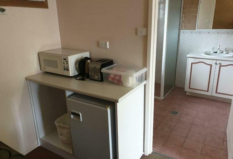 חדר משפחתי, Blayney Central Motel