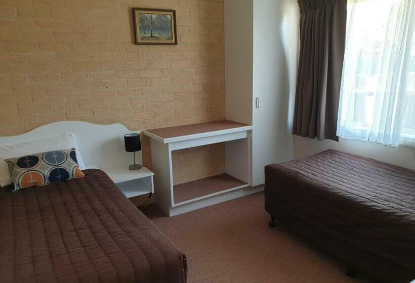 חדר משפחתי, Blayney Central Motel