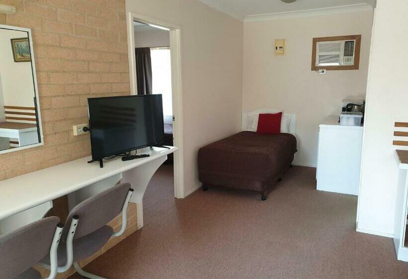 חדר משפחתי, Blayney Central Motel