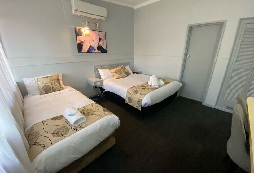 디럭스 룸, Charlton Motel