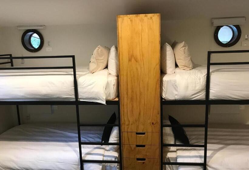 חדר משפחתי, Boogie Woogie Beach House