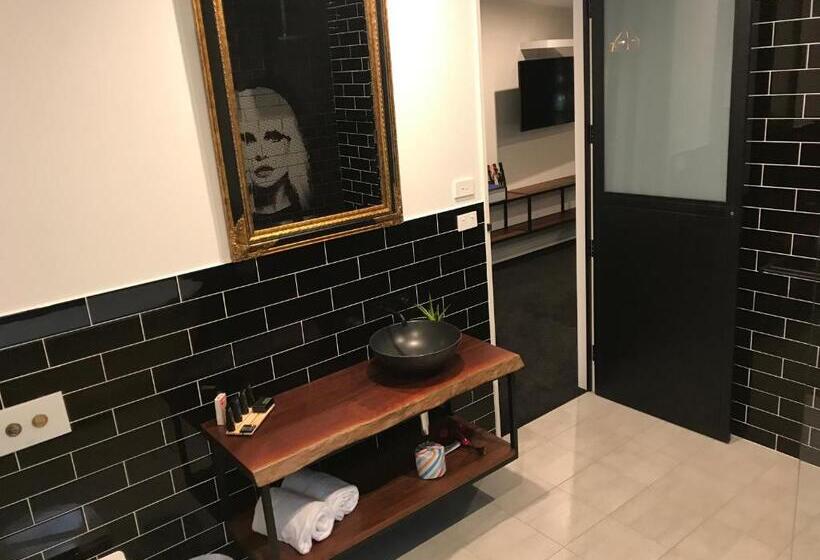 חדר משפחתי, Boogie Woogie Beach House