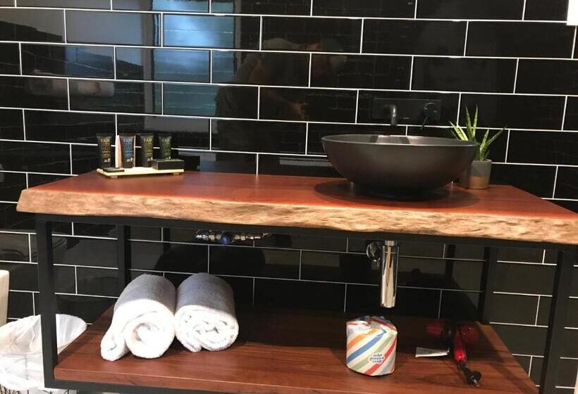 חדר משפחתי, Boogie Woogie Beach House