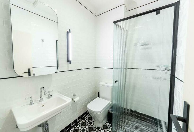 اتاق اکونومی, Eyre