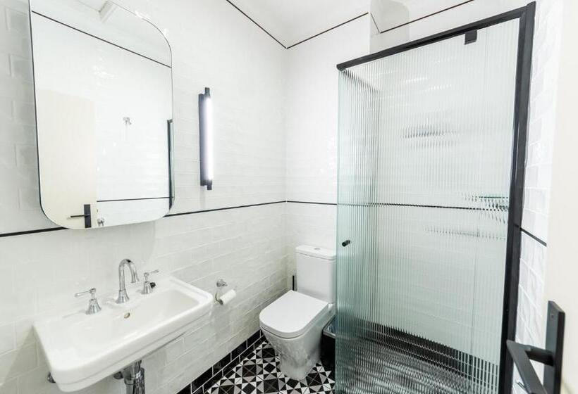 اتاق لوکس با تخت دو نفره بزرگ, Eyre