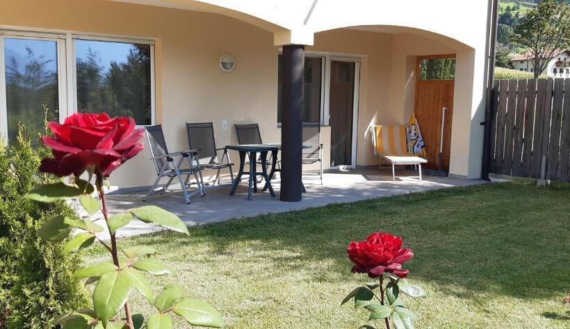 带1个卧室的带阳台的公寓, Margun   Apartments & Panoramarooms