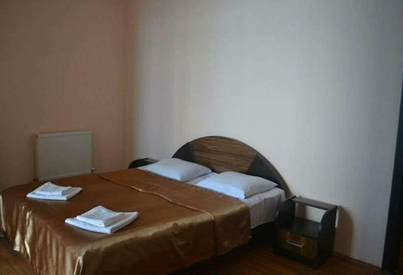 1 Sovrums Lägenhet Havsutsikt, Solidarity