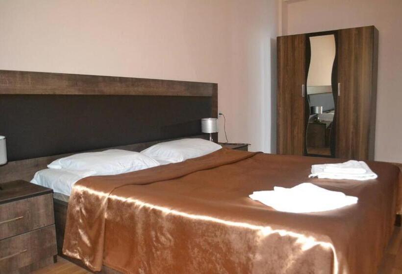 1 Sovrums Lägenhet Havsutsikt, Solidarity