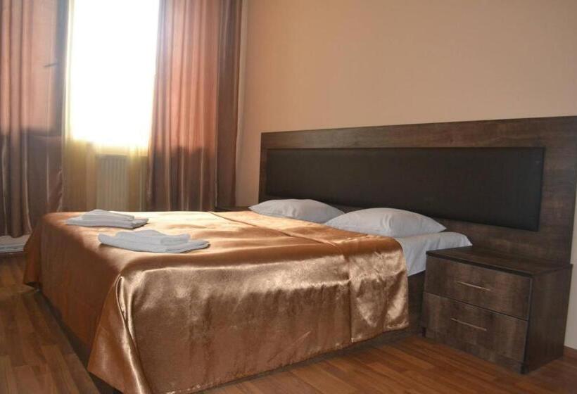 1 Sovrums Lägenhet Havsutsikt, Solidarity