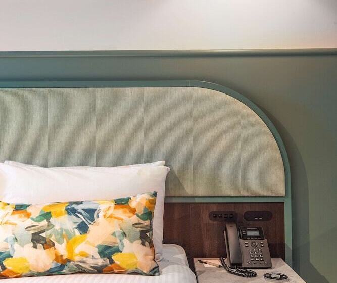 סטודיו משפחתי, The Brook By Nightcap Plus