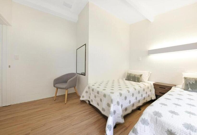 패밀리 룸, Kinka Palms Motel