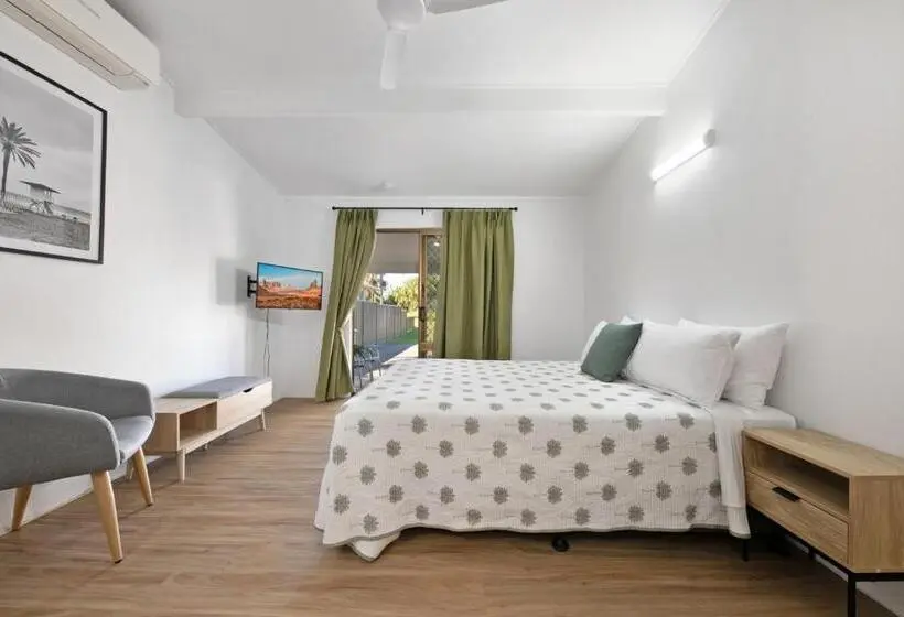 スタンダードスタジオ, Kinka Palms Motel