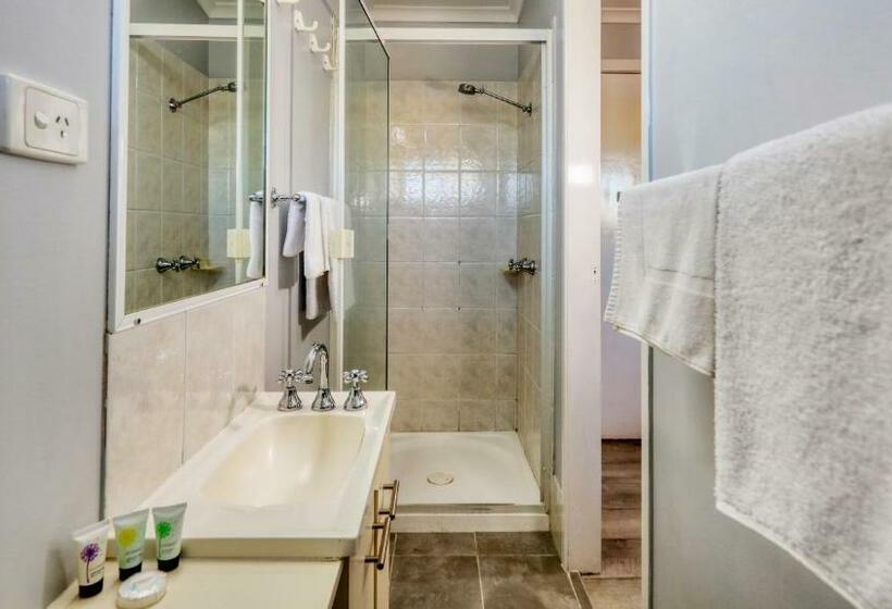 اتاق خانوادگی, 22 On Bowen