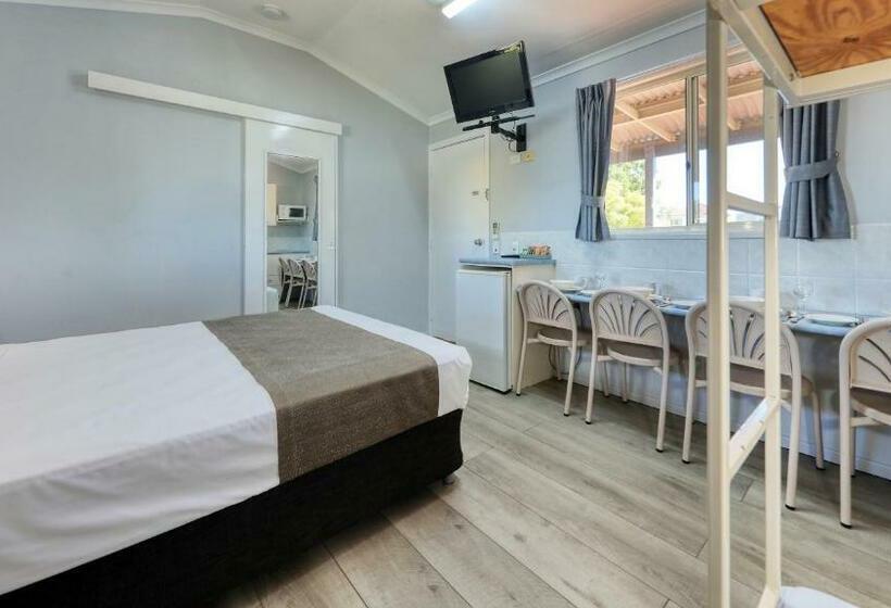 اتاق خانوادگی, 22 On Bowen