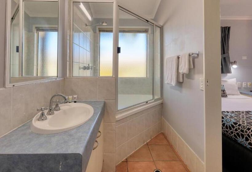 اتاق لوکس با وان آب گرم, 22 On Bowen