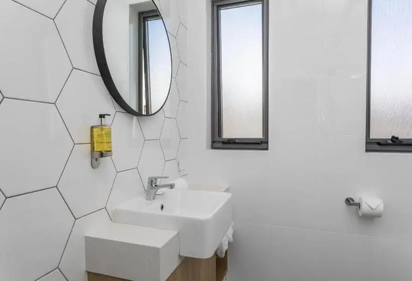 Deluxe Suite King Bed, Civic Apartments