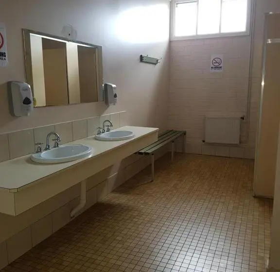 ルームシェアのワンベッド, Mansfield Travellers Lodge