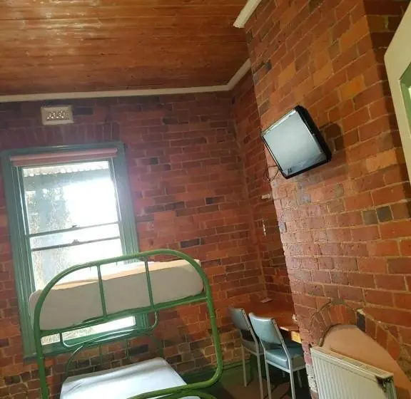 ルームシェアのワンベッド, Mansfield Travellers Lodge