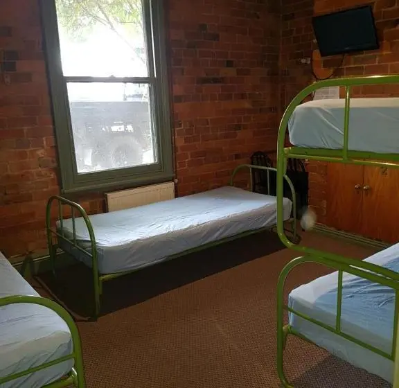 ルームシェアのワンベッド, Mansfield Travellers Lodge