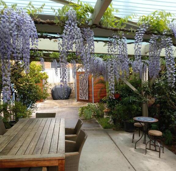 家庭间, Motel On A Beckett