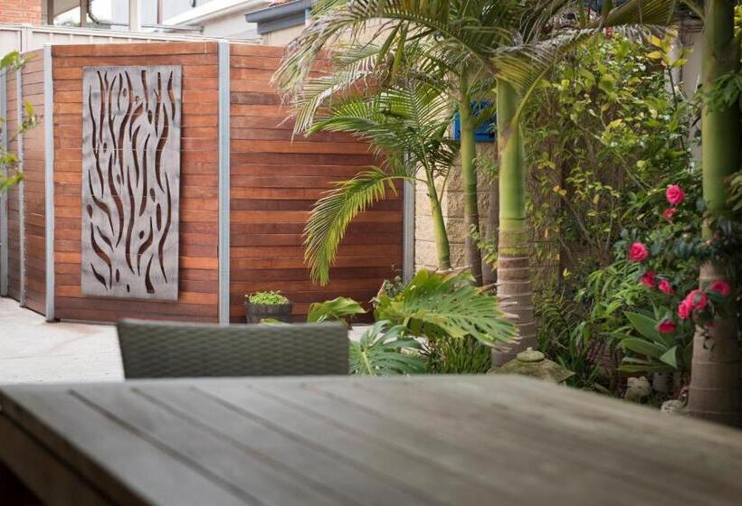 高级大房间, Motel On A Beckett