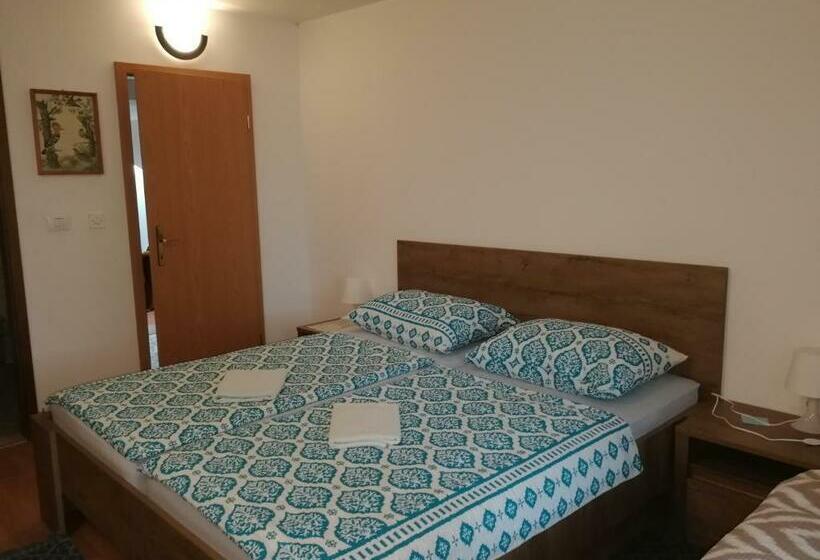 اتاق استاندارد سه نفره, Brne Rooms