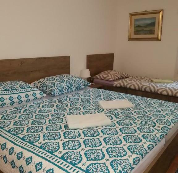 اتاق استاندارد سه نفره, Brne Rooms