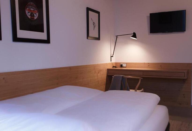 غرفة أساسية, Piltriquitron Lodging