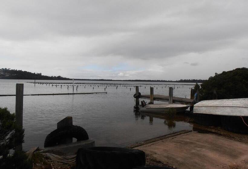 דירת שלושה חדרים, Top Of The Lake Holiday Units