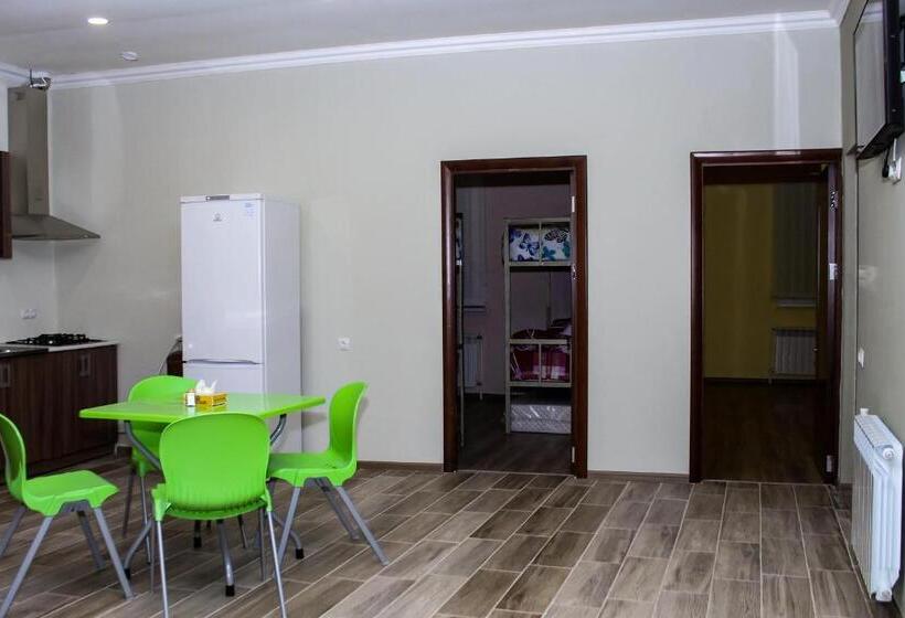 스위트, Bee Lucky Hostel And Tours