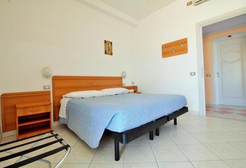 Номер Стандарт Трехместный, Casadei