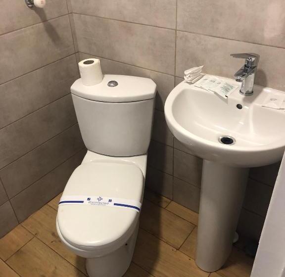 سرير فى غرفة مشتركه, Gala